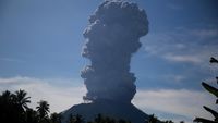 Penampakan Erupsi Gunung Ibu, Abu Vulkanik Membumbung Tinggi