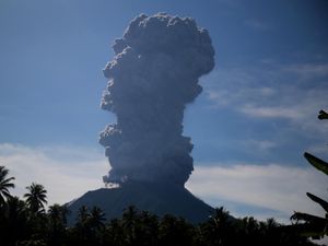 Penjelasan Soal Petir Mengerikan Saat Letusan Gunung Ruang Penjelasan Soal Petir Mengerikan Saat Letusan Gunung Ruang