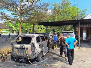 Apes Warga Boyolali Guyur Mobil Terbakar Pakai Galon, Ternyata Isinya Bensin