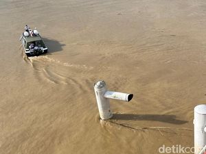 Warga Sebut Jalanan Macet Saat Tiang Jembatan Aurduri 1 Ditabrak Tongkang Warga Sebut Jalanan Macet Saat Tiang Jembatan Aurduri 1 Ditabrak Tongkang