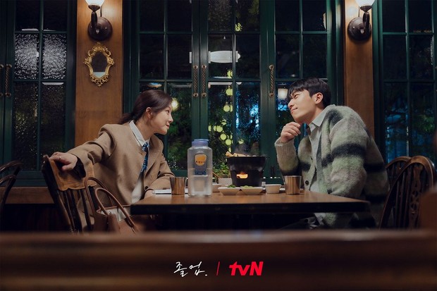 Potret Jung Ryeo Won dan Wi Ha Jun dalam drama 'The Midnight Romance in Hagwon'