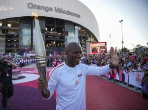 Melihat Kemeriahan Estafet Obor Olimpiade Paris