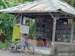 Perjuangan Tardi Nyalakan Gemar Baca di Desa Indramayu