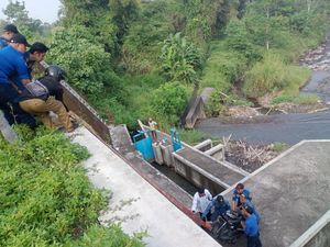 Remaja Cenglu Tabrak Pembatas Jembatan-Motor Terpental Jatuh ke Dasar Sungai Remaja Cenglu Tabrak Pembatas Jembatan-Motor Terpental Jatuh ke Dasar Sungai