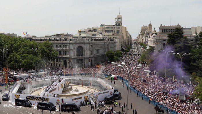 SOCCER-SPAIN-MAD/CELEBRATIONS Soccer Football - LaLiga - Real Madrid Celebrate Winning LaLiga - Cibeles Fountain, Madrid, Spain - May 12, 2024
Real Madrid fans display their scarves during the celebration REUTERS/Ana Beltran
