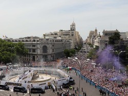 Pesta juara ini diikuti oleh puluhan ribu suporter Real Madrid. Mereka berbaris di sepanjang jalan di Madrid saat pemain Los blancos” berkeliling merayakan trofi ke-36 La Liga.