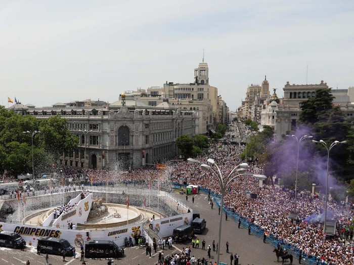 Soccer Football - LaLiga - Real Madrid Celebrate Winning LaLiga - Cibeles Fountain, Madrid, Spain - May 12, 2024
Real Madrid fans display their scarves during the celebration REUTERS/Ana Beltran