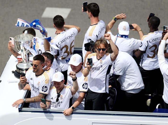 Soccer Football - LaLiga - Real Madrid Celebrate Winning LaLiga - Cibeles Fountain, Madrid, Spain - May 12, 2024
Real Madrid fans display their scarves during the celebration REUTERS/Ana Beltran