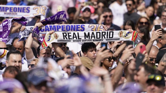 Soccer Football - LaLiga - Real Madrid Celebrate Winning LaLiga - Cibeles Fountain, Madrid, Spain - May 12, 2024
Real Madrid fans display their scarves during the celebration REUTERS/Ana Beltran