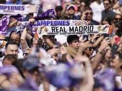 Ribuan penggemar Real Madrid memadati Plaza de Cibeles dengan air mancur yang menjadi simbol ikonik Ibu Kota Spanyol itu.