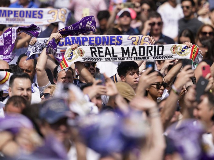 Soccer Football - LaLiga - Real Madrid Celebrate Winning LaLiga - Cibeles Fountain, Madrid, Spain - May 12, 2024
Real Madrid fans display their scarves during the celebration REUTERS/Ana Beltran