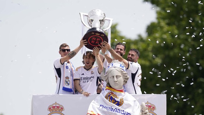 Soccer Football - LaLiga - Real Madrid Celebrate Winning LaLiga - Cibeles Fountain, Madrid, Spain - May 12, 2024
Real Madrid fans display their scarves during the celebration REUTERS/Ana Beltran