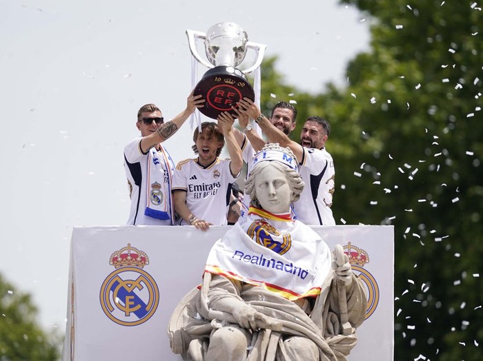 Soccer Football - LaLiga - Real Madrid Celebrate Winning LaLiga - Cibeles Fountain, Madrid, Spain - May 12, 2024
Real Madrid fans display their scarves during the celebration REUTERS/Ana Beltran