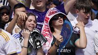 Suporter Cantik Ramaikan Parade Juara Real Madrid