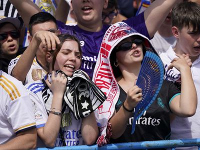 Suporter Cantik Ramaikan Parade Juara Real Madrid