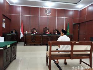 Terdakwa Sunendi Pemburu Badak Jawa di TNUK Dituntut 5 Tahun Penjara Terdakwa Sunendi Pemburu Badak Jawa di TNUK Dituntut 5 Tahun Penjara