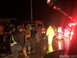 Sempat Tertutup Longsor, Akses Jalan Sitinjau Lauik Sudah Bisa Dilalui Motor