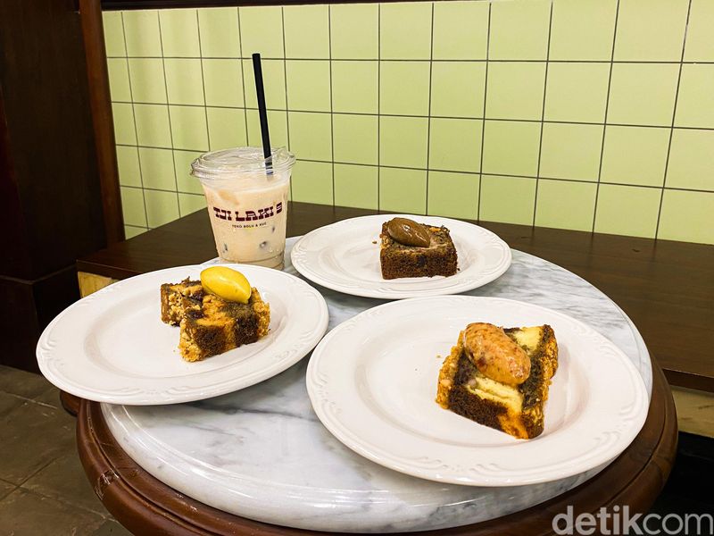 Tji Laki 9: Bolu pisang hits di Bandung dengan topping flavored butter.