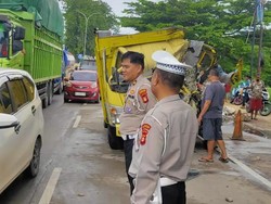 Truk Colt Diesel Tabrak Tronton Mogok di Palembang