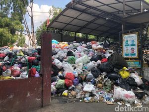 Sampah Menggunung di Depo Mandala Krida Bikin Pagar Roboh