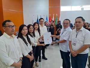 Eks Wawalkot Tomohon Daftar Jalur Independen di Pilwalkot, Bawa 11.111 KTP