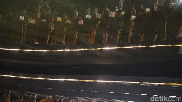 40 Bikkhu Thudong Larungkan Lampion di Danau Taman Mini