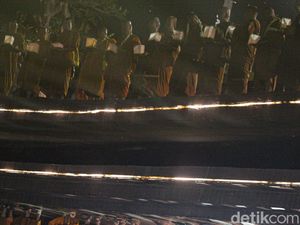 40 Bikkhu Thudong Larungkan Lampion di Danau Taman Mini