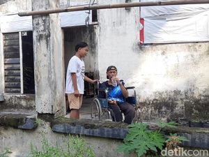 Cerita Sedih Pelajar SMP di Kediri Rawat 2 Orang Tuanya yang Stroke