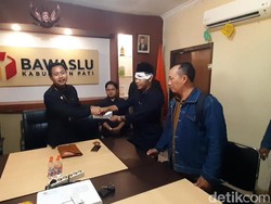 Tak Lolos Rekrutmen Baru, Eks Panwascam Pati Gelar Aksi Tutup Mata
