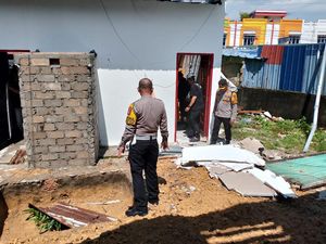 Angin Puting Beliung Terjang Karimun, 50 Rumah-Ruko Rusak Angin Puting Beliung Terjang Karimun, 50 Rumah-Ruko Rusak