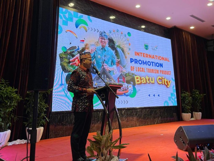 Pj Walkot Batu Aries Agung Paewai presntasi wisata Kota Batu di TPO Regional Meeting 2024 for Malaysian Members di Kuantan City, Malaysia (Foto: Istimewa)