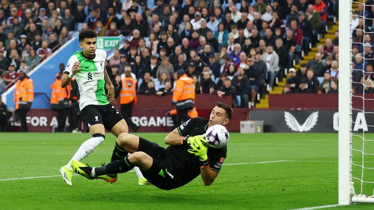 Emiliano Martinez melakukan blunder saat bikin gol bunuh diri melawan Liverpool (REUTERS/Carl Recine)