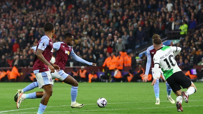 Soccer Football - Premier League - Aston Villa v Liverpool - Villa Park, Birmingham, Britain - May 13, 2024  Aston Villas Jhon Duran scores their second goal REUTERS/Carl Recine EDITORIAL USE ONLY. NO USE WITH UNAUTHORIZED AUDIO, VIDEO, DATA, FIXTURE LISTS, CLUB/LEAGUE LOGOS OR LIVE SERVICES. ONLINE IN-MATCH USE LIMITED TO 120 IMAGES, NO VIDEO EMULATION. NO USE IN BETTING, GAMES OR SINGLE CLUB/LEAGUE/PLAYER PUBLICATIONS. PLEASE CONTACT YOUR ACCOUNT REPRESENTATIVE FOR FURTHER DETAILS..