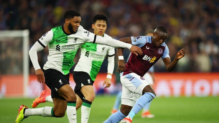 Soccer Football - Premier League - Aston Villa v Liverpool - Villa Park, Birmingham, Britain - May 13, 2024  Liverpools Joe Gomez in action with Aston Villas Moussa Diaby Action Images via Reuters/Andrew Boyers EDITORIAL USE ONLY. NO USE WITH UNAUTHORIZED AUDIO, VIDEO, DATA, FIXTURE LISTS, CLUB/LEAGUE LOGOS OR LIVE SERVICES. ONLINE IN-MATCH USE LIMITED TO 120 IMAGES, NO VIDEO EMULATION. NO USE IN BETTING, GAMES OR SINGLE CLUB/LEAGUE/PLAYER PUBLICATIONS. PLEASE CONTACT YOUR ACCOUNT REPRESENTATIVE FOR FURTHER DETAILS..