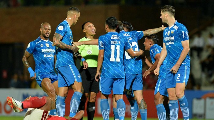 Sejumlah pesepak bola Persib Bandung melakukan protes kepada wasit Heru Cahyono (tengah) saat pertandingan semifinal leg pertama Championship Series Liga 1 2023/2024 melawan Bali United di Training Center Bali United, Pantai Purnama, Gianyar, Bali, Selasa (14/5/2024). ANTARA FOTO/Fikri Yusuf/rwa.