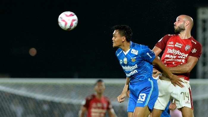 Sejumlah pesepak bola Persib Bandung melakukan protes kepada wasit Heru Cahyono (tengah) saat pertandingan semifinal leg pertama Championship Series Liga 1 2023/2024 melawan Bali United di Training Center Bali United, Pantai Purnama, Gianyar, Bali, Selasa (14/5/2024). ANTARA FOTO/Fikri Yusuf/rwa.