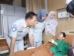 Dirut Jasa Raharja Serahkan Santunan-Jenguk Korban Kecelakaan Bus Subang