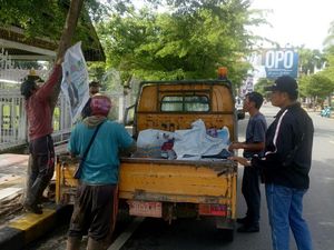DLH Palopo Tertibkan APK Cawalkot Terpaku di Pohon, Ganggu Estetika Kota DLH Palopo Tertibkan APK Cawalkot Terpaku di Pohon, Ganggu Estetika Kota