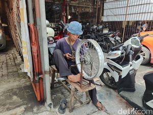 Suka Duka Eko, Sejak Belia Kerja Setel Pelek Motor demi Sekolahkan 7 Adiknya Suka Duka Eko, Sejak Belia Kerja Setel Pelek Motor demi Sekolahkan 7 Adiknya