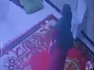 Emak-emak di Bengkulu Nyamar Jadi Tamu Hajatan Lalu Curi HP Emak-emak di Bengkulu Nyamar Jadi Tamu Hajatan Lalu Curi HP