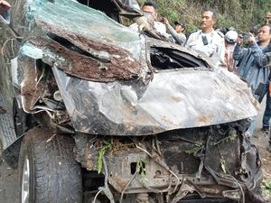 Mobil Fortuner yang Terjun ke Jurang Malang Berhasil Dievakuasi