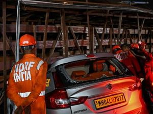 Papan Reklame di India Roboh, 4 Orang Tewas dan 60 Terluka Papan Reklame di India Roboh, 4 Orang Tewas dan 60 Terluka
