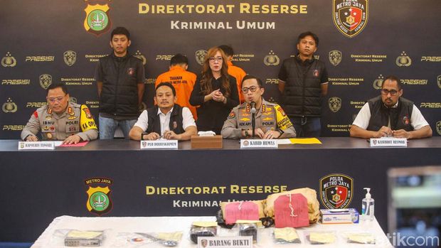 Polisi menahan FA (23) pelaku pembunuhan pria AH (31), yang jasadnya ditemukan terbungkus sarung di perumahan Pamulang. FA turut dibantu NA (28).