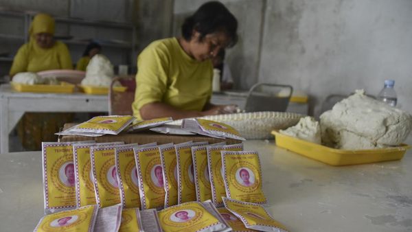 Intip Pembuatan Bedak Dingin Saripohartji yang Masih Eksis Sampai Sekarang