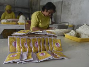 Intip Pembuatan Bedak Dingin Saripohartji yang Masih Eksis Sampai Sekarang