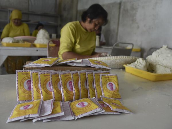 Intip Pembuatan Bedak Dingin Saripohartji yang Masih Eksis Sampai Sekarang