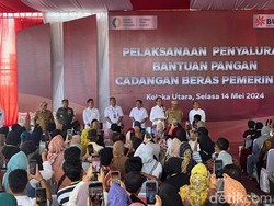 Jokowi Bagikan Bantuan Beras 10 Kg di Kolaka Utara: Patut Disyukuri