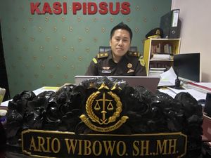 Kabag DPRD Madiun Diperiksa 7 Jam Terkait Korupsi Dana Aspirasi Rp 1,5 Miliar Kabag DPRD Madiun Diperiksa 7 Jam Terkait Korupsi Dana Aspirasi Rp 1,5 Miliar