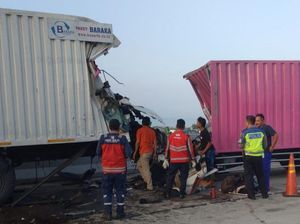 Brakk! Truk Parkir Diseruduk di Tol Pejagan-Pemalang, 2 Tewas Brakk! Truk Parkir Diseruduk di Tol Pejagan-Pemalang, 2 Tewas