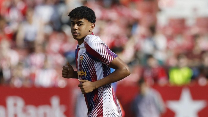 Soccer Football - LaLiga - Girona v FC Barcelona - Estadi Montilivi, Girona, Spain - May 4, 2024 FC Barcelonas Lamine Yamal during the warm up before the match REUTERS/Albert Gea